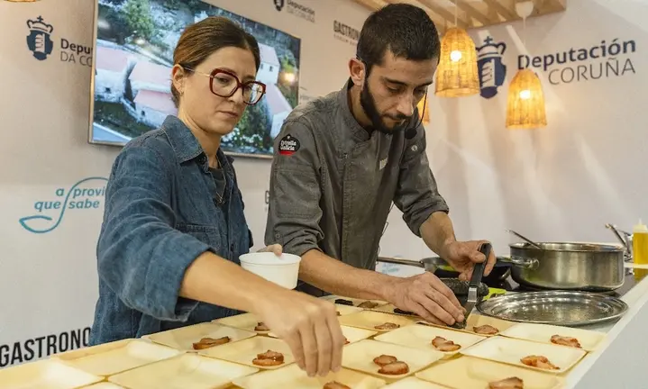 Victor Basante con Luisa Garcia Casal do Restaurante Arrueiro de Laxe no Forum Gastronomic de Barcelona