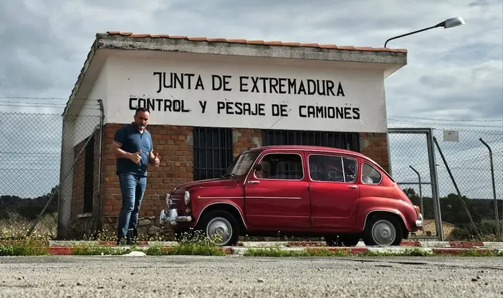 Eloi Farina co seu SEAT 800 por Extremadura