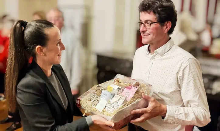 Ana Cancela entrega mostra de produtos galegos a Jean-Marc Delpeyroux-Carballo-LIsle-Jourdain irmandade