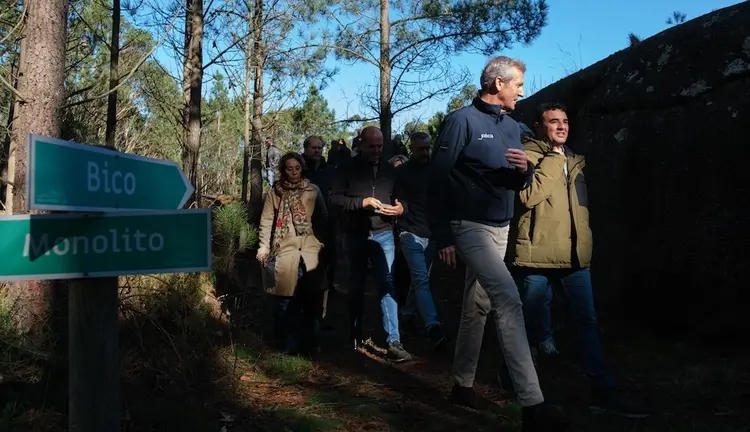 O presidente da Xunta de Galicia, Alfonso Rueda, acompañado pola conselleira de Medio Ambiente e Cambio Climático, Ángeles Vázquez, visita os Penedos de Pasarela e Traba, con motivo da aprobación do Plan de xestión da paisaxe protexida dos mesmos. Laxe, 13/11/24.