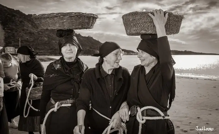 Mulleres do Ezaro en clave de seculo XX-Foto-Juan Louro