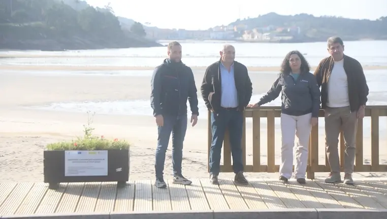 A delegada Belen Docampo cos responsables de Dumbria 3