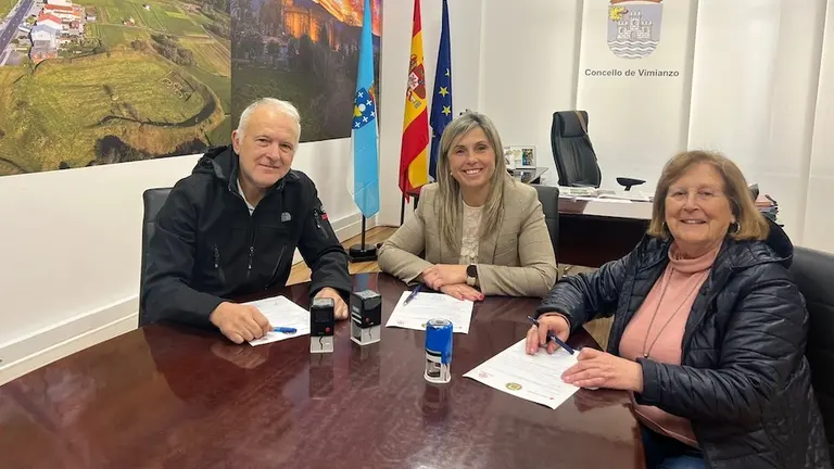 Mónica Rodríguez, a directora de Cáritas, Carmen Vázquez, e o secretario de Cruz Vermella, Ricardo Manuel