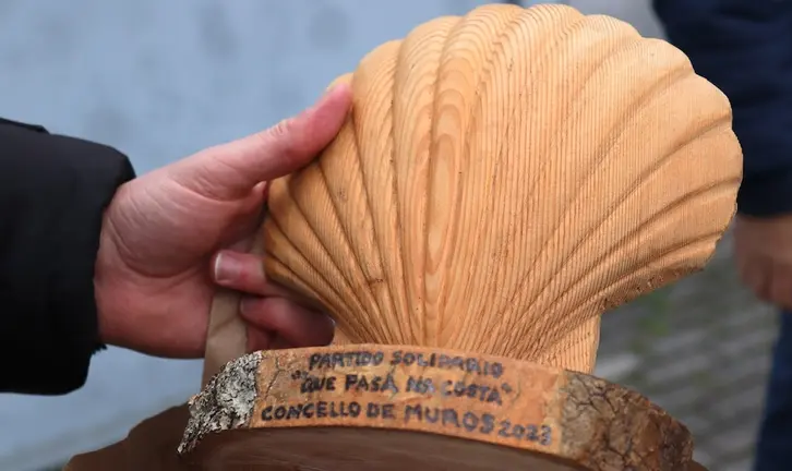 Agasallo feito en Muros nun Partido Solidario de QPC