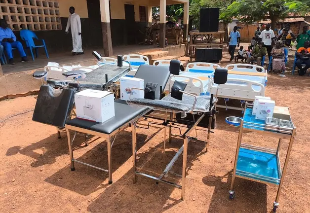 Material doado por egueire a maternidade de Costa de Marfil