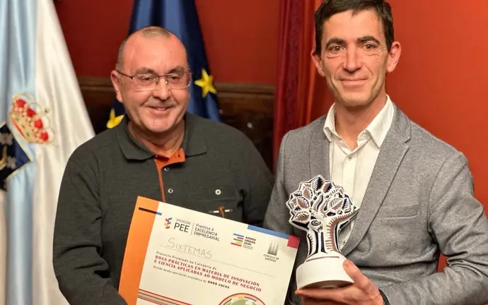Alejandro Lamas recibindo o premio a Sixtema do Concello de Santiago