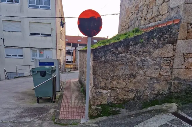 sinais de trafico pintadas en Laxe