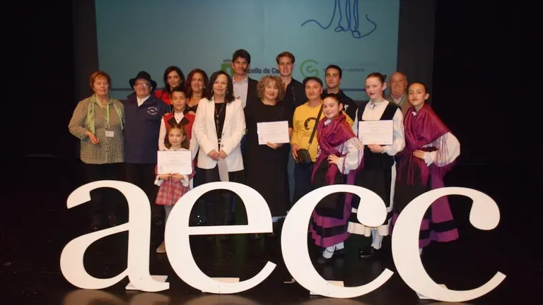 Integrantes grupos, presentadores e directiva Festival AECC de Cee