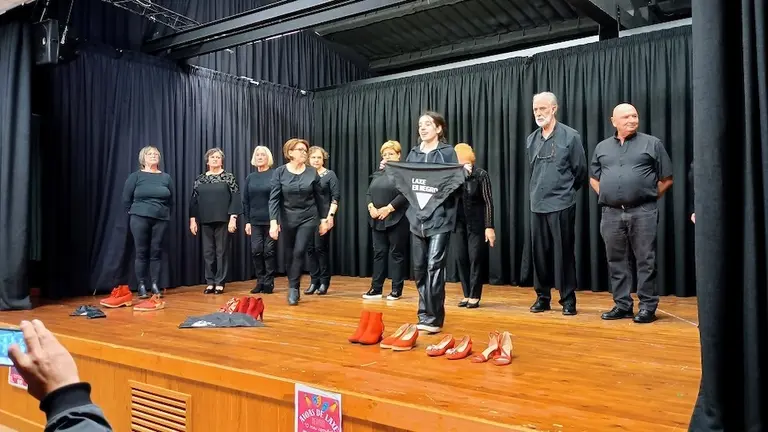 Avoas de Laxe celebrando o 25N no IES de Baio