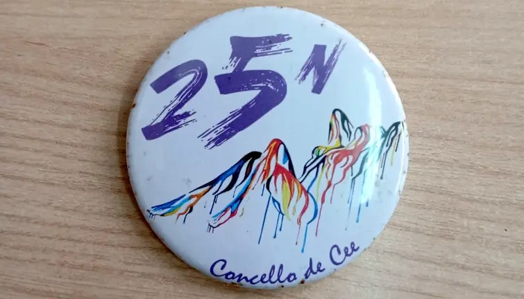 Chapa coa Imaxe da polemica do Concello de Cee polo 25N