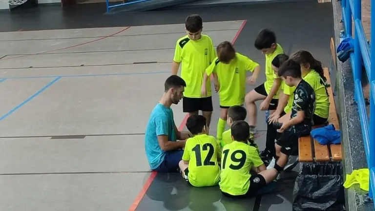 Raul Corzon adestrador da Seleccion Benxamin cos peques das LCFS da EDM Cabana