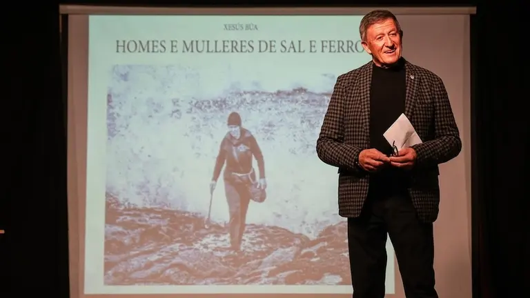 Xesus Bua presentando o seu libro sobre percebeiras-Foto-Marcos Rodriguez