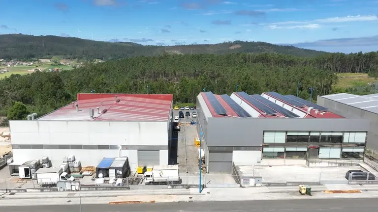 Naves de Gerca no poligono de Vimianzo 2