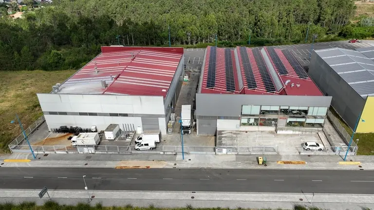 Naves de Gerca no poligono de Vimianzo