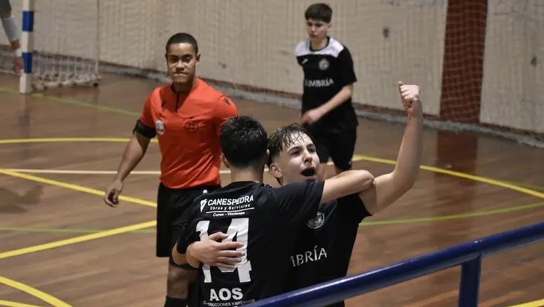 Xogadores do Fisober celebrando un gol