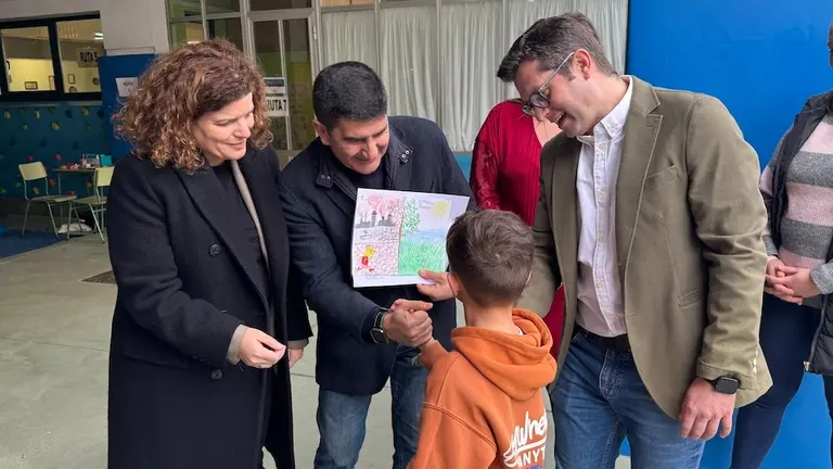 O delegado e a subdelegada do goberno no CEIP de Santa Comba