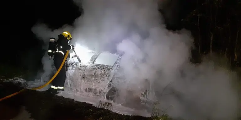 Vehículo incendiado na Laracha 2