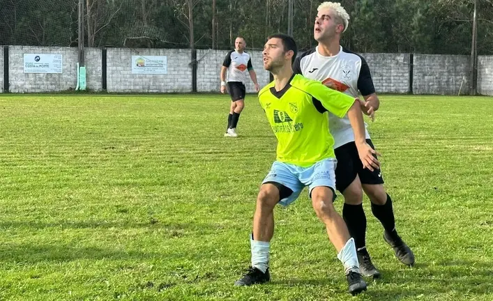 Raul Corzon xogando co Zas en Camelle