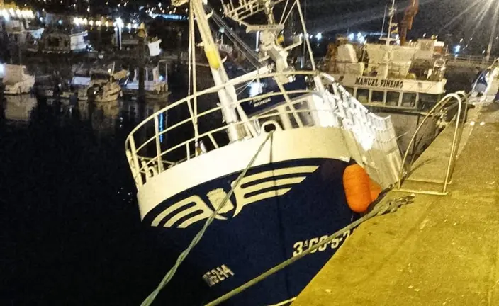 O Saburil medio varado no porto de Muros
