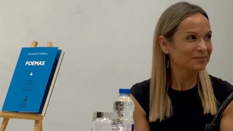 Julia Ures presentando o libro Poemas