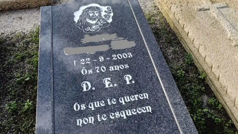 Lousa en galego no Cemiterio de San Mamede de Carnota. Fotos de Mariluz Barreiro