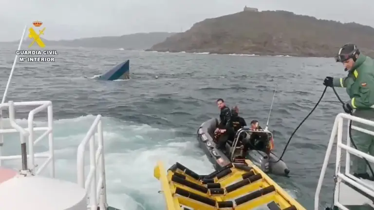 Imaxe do intento de remolque da Garda Civil no narcosubmarino
