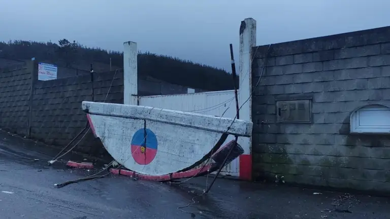 Muro da entrada do campo de futbol de Arlina destrozado pola borrasca Herminia