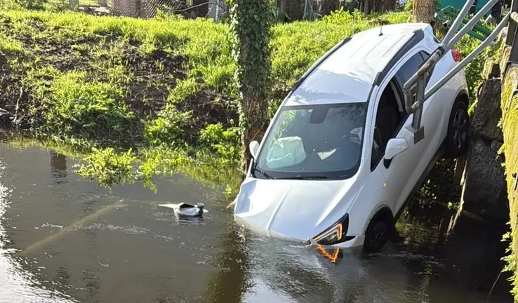 Accidende coche ao rio en Ponteceso