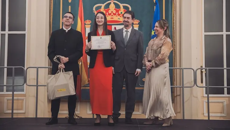 Leticia Vázquez do IES de Baio  recibindo o premio estatal