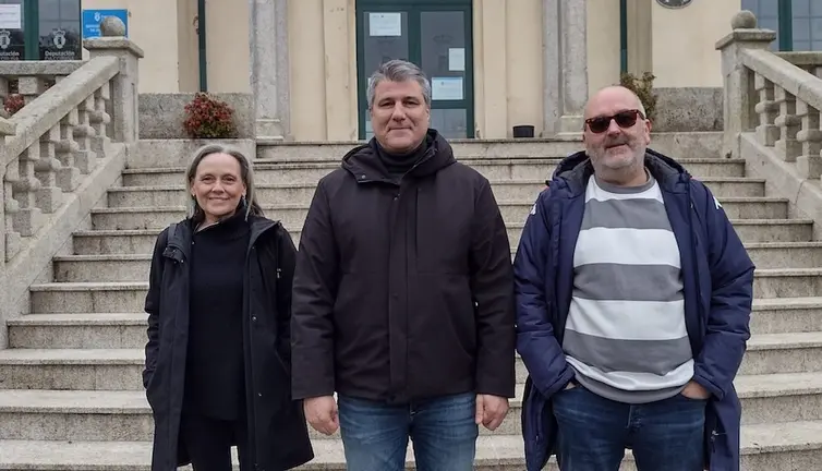 María do Pilar Tubío e Juan Carlos Cristino co alcalde de Corcubion avier Domínguez Traba Drok