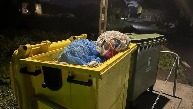 Contedor amarelo cheo en Coristanco