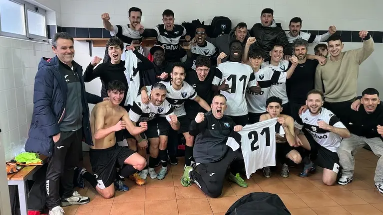 O SD Oza celebrando a vitoria en Malpica