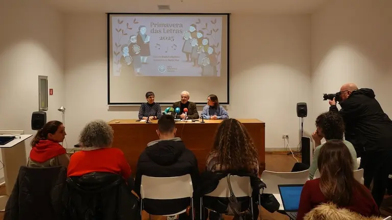 A académica Ana Boullón participou xunto ao presidente da RAG, Víctor F. Freixanes, e Damián Varela