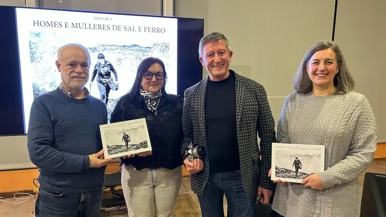 Xesus Bua presntando libro en Carballo