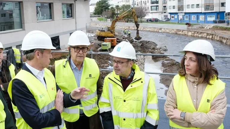 O presidente da Xunta de Galicia, Alfonso Rueda, acompa&ntilde;ado da conselleira de Medio Ambiente e Cambio Clim&aacute;tico, &Aacute;nxeles V&aacute;zquez, visita as obras para reduci&oacute;n do risco de inundaci&oacute;ns no municipio. Carballo, 25/03/25.