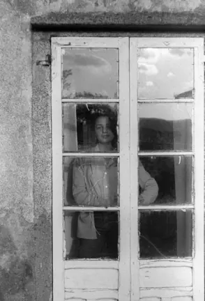 Hermosinda Casais Dominguez, en la ventana mirando al futuro, sus padres trabajaban en Alemania