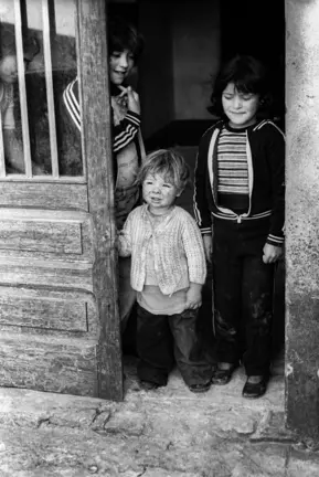 Luz e Antonio do Botica e Ana do Marto a la puerta de su casa en la aldea de Baiñas
