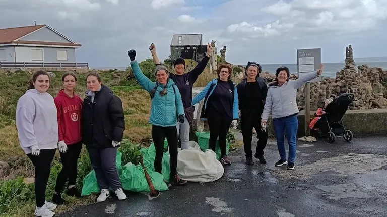 Mulleres da Pergolina e Mar de Fabula limpando o Xardin da Casa de Man de Camelle
