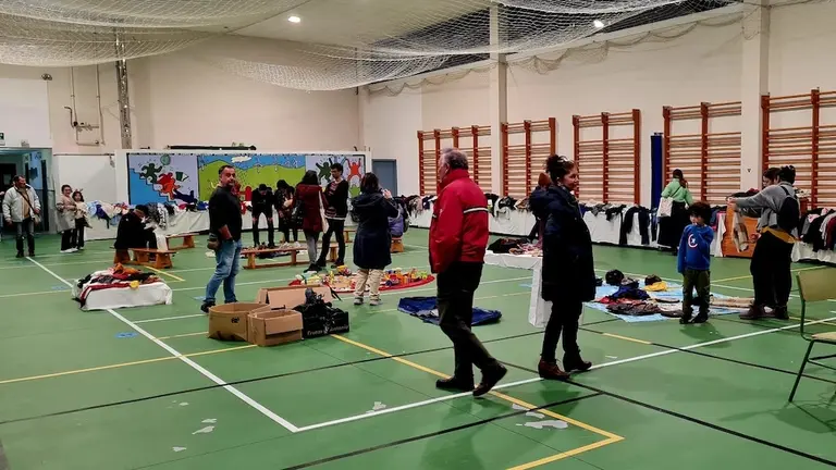 Un dos mercadillos Regalamos Todo de Balde de Alivava no IeS Lamas de Castelo de Carnota