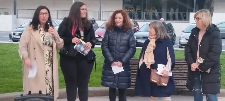 Homenaxe mulleres Cee 8m