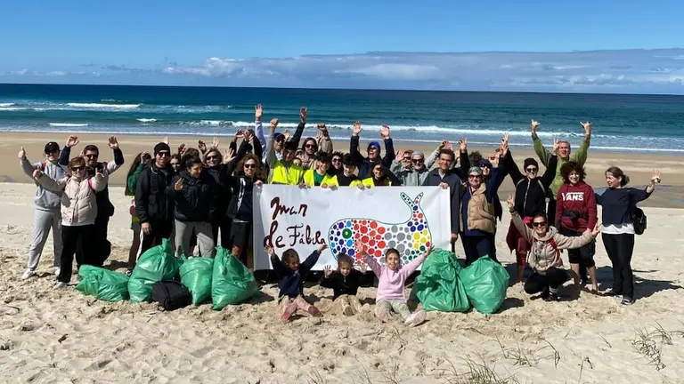 Limpeza praia Mar do Rostro con Mar de Fabula. 3