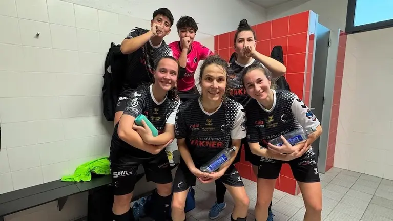 Xogadoras do Fisober dedicando a vitoria a Fran Toba