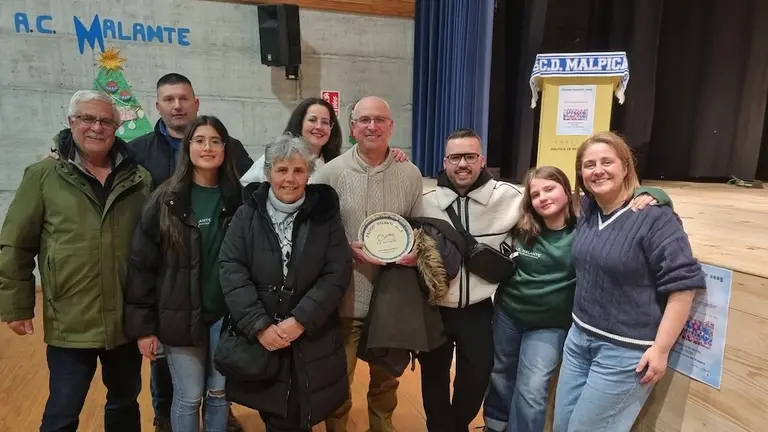 A xente de Malante cun dos homenaxeados
