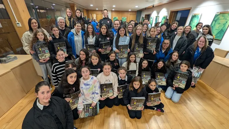 As familias da UD Cerqueda e Sporting Seaia cos edis de Malpica