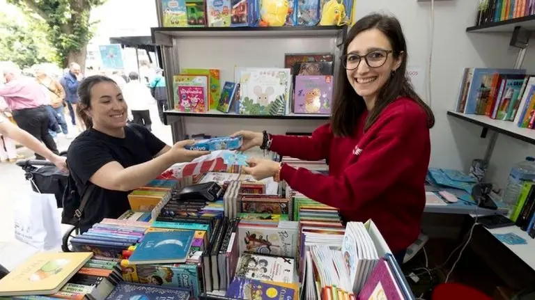 Eva Came&aacute;n, activista, feminista, presidenta de Senda Nova e libreira carballesa ao fronte de Clari&oacute;n, na r&uacute;a Valle Incl&aacute;n, en Carballo.