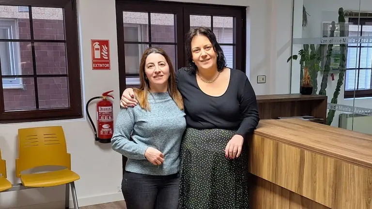 Rosario González Lema con Sandra Vilela concelleiras PP Muxia