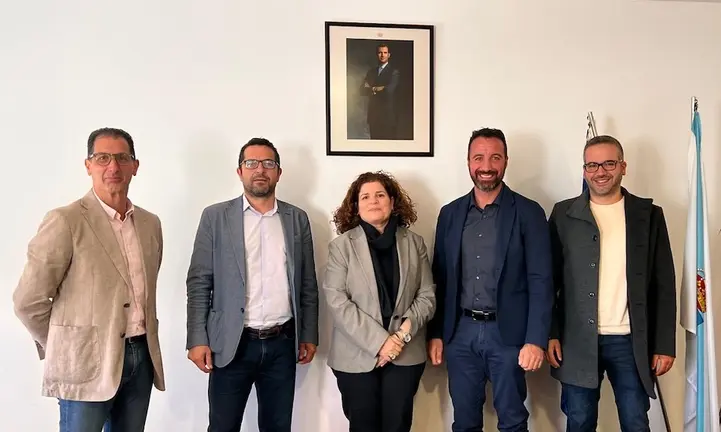 A Delegada do Goberno Maria Rivas co alcalde e edis de Mazaricos