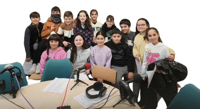 Copia de Documento A4 Periódico Boletín Informativo Noticias Clásico Minimalista Blanco y Negro copia