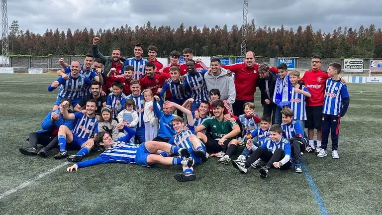 O CD Baio celebrando o pase a promocion