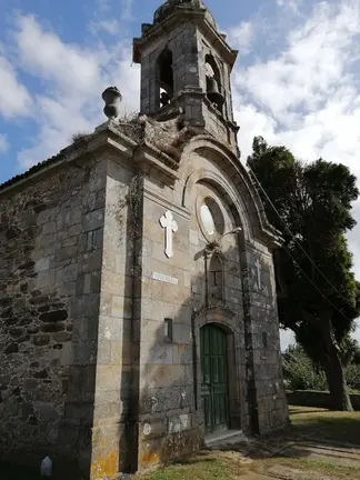 fachada da igrexa de Oca